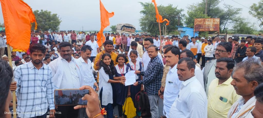 केजसह तालुक्यात मराठा आरक्षणाच्या मागणीसाठी अनेक ठिकाणी आंदोलन एक तास चक्काजाम