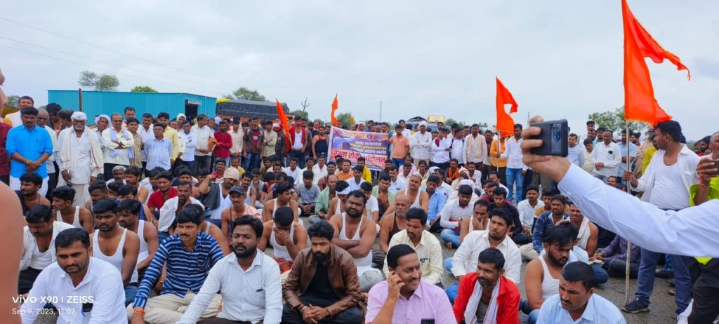 मराठा समाजाला आरक्षण नसल्याने उघड्यावर आलेल्या मराठा समाजाचे अर्धनग्न आंदोलन….