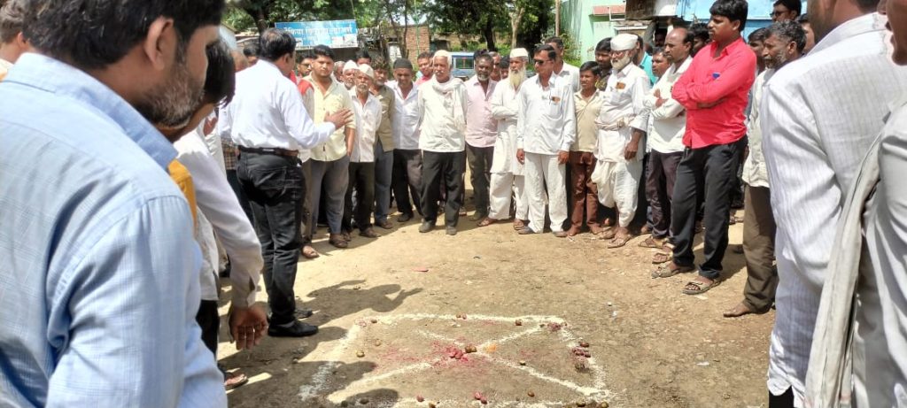 रस्त्यावर आणि घरात लिंबू हळद कुंकू टाकल्याने गावकऱ्यांत घबराट ! गावकऱ्यांनी घाबरून न जाण्याचे अंधश्रद्धा निर्मूलन समितीचे आवाहन