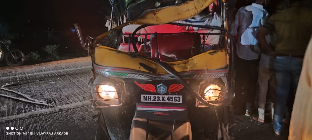 अज्ञात वाहनाची टमटमला धडक ; दोन जखमी तर एकजण गंभीर जखमी