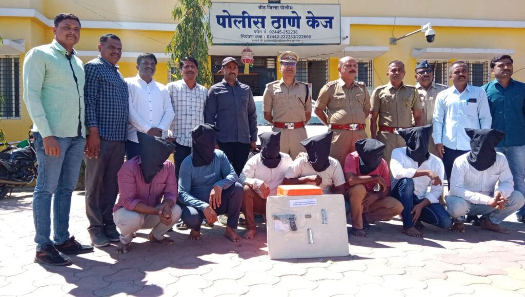 दरोड्याचा तयारीत असलेली दरोडेखोरांची टोळी केज पोलिसांच्या जाळ्यात रिव्हॉल्व्हर आणि जिवंत काडतुसासह फिल्मी स्टाईलने पाठलाग करून दरोडेखोरांच्या मुसक्या आवळल्या