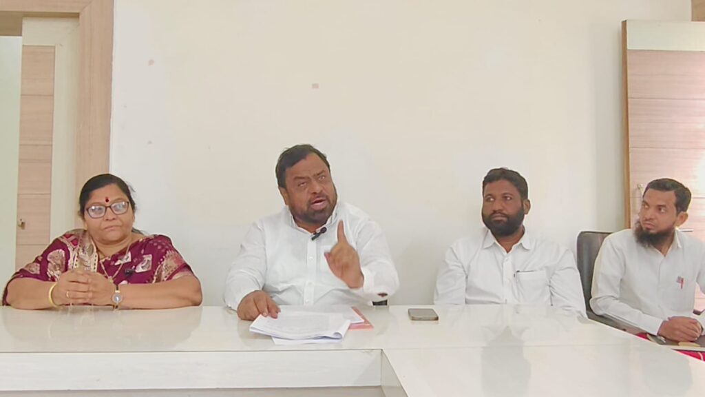 पंतप्रधान आवास योजनेंतर्गत ३ कोटी ६२ लाख रुपयांचा घरकुल घोटाळा हा आमच्या कार्यकाळातील नाही, सिध्द करणार्यास १ लाखाचे बक्षीस– हारुणभाई इनामदार घरकुल अपहार प्रकरणातील संबंधित दोषीवर शासनाने योग्य ती कारवाई करावी – नगराध्यक्षा सिताताई बनसोड न.प. सत्ताधारी नेत्यांनी हात झटकले; मग घरकुल लाभार्थ्यांचा निधी पळवला कोणी?