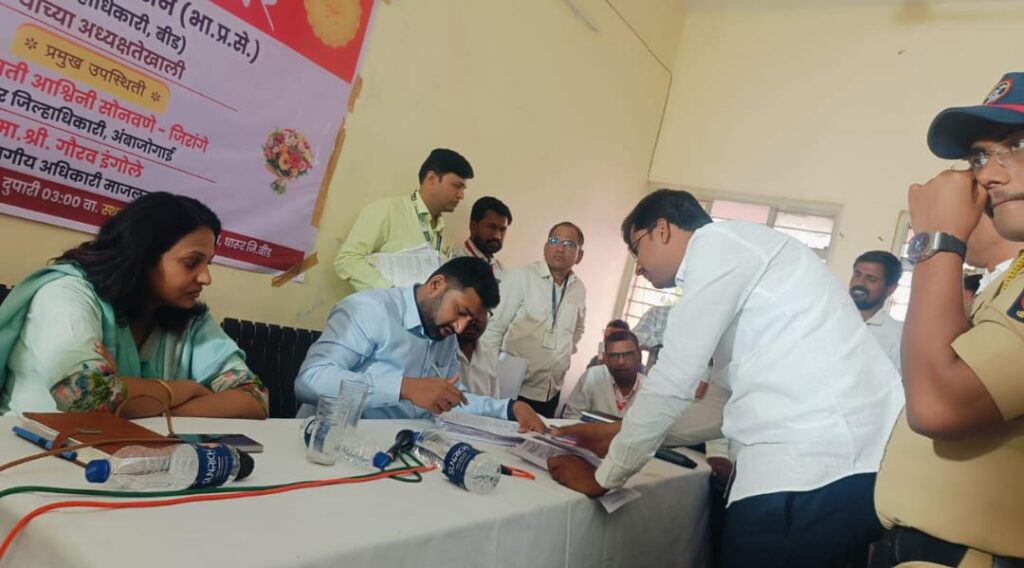 धारुरच्या जनता दरबारात जिल्हाधिकारी विवेक जॉन्सन साहेबांकडे उपसरपंच तुषार खुळे यांनी मांडली कोळ पिंपरी रस्त्याची कैफियत..!