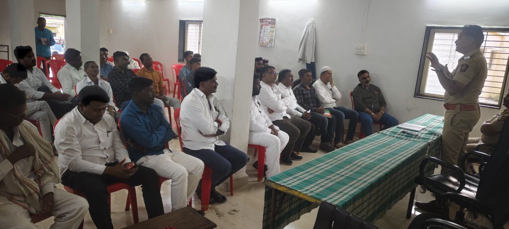 केज येथे शांतता समितीची बैठक सामाजिक सलोखा बिघडविण्याचा प्रयत्न करणारा विरुद्ध कठोर कारवाई करणार — पोलिस निरीक्षक राहुल सूर्यतळ केजचे पावित्र्य आणि सलोखा राखण्यास केजकर समर्थ आहेत — अशोक सोनवणे